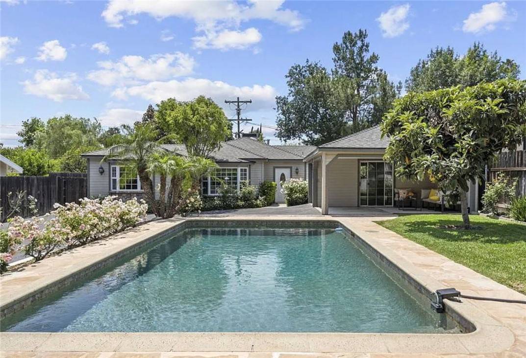 Granada Hills, CA 91344,11063 White Oak AVE