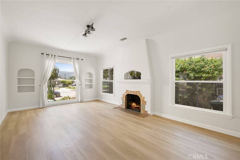 Glendale, CA 91202,809 Omar ST