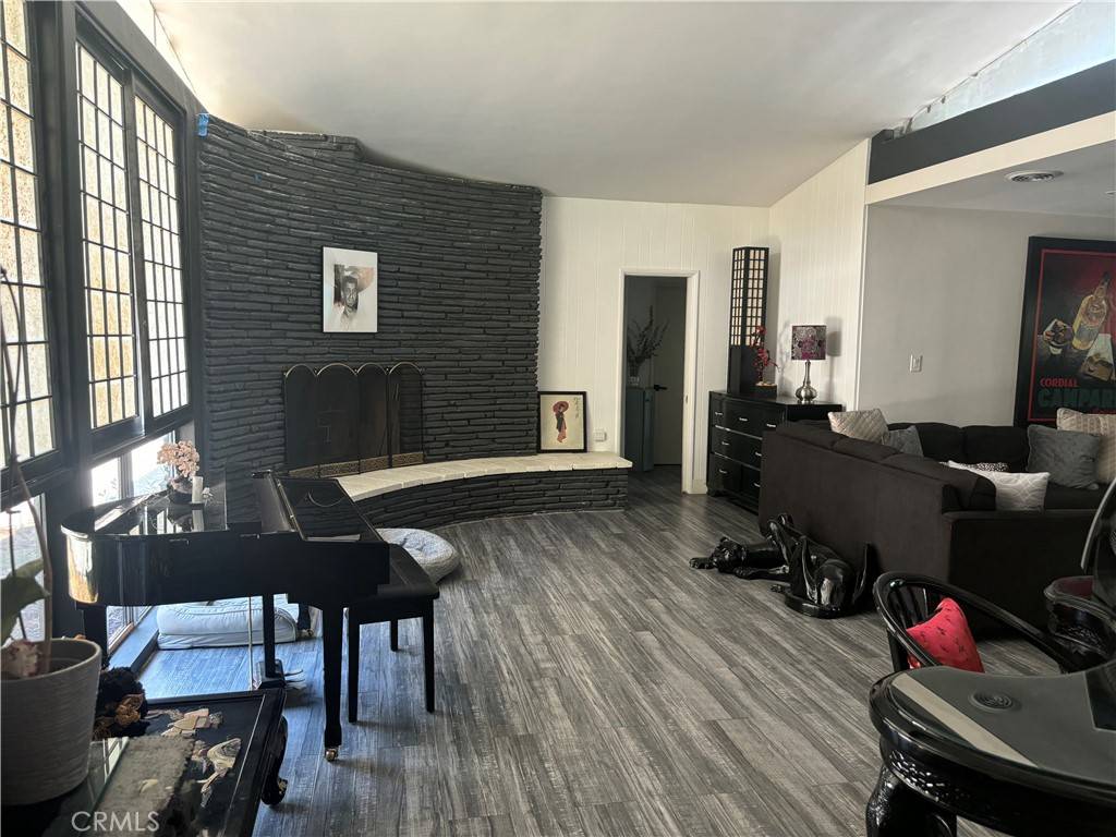 Tarzana, CA 91356,19404 Olivos DR