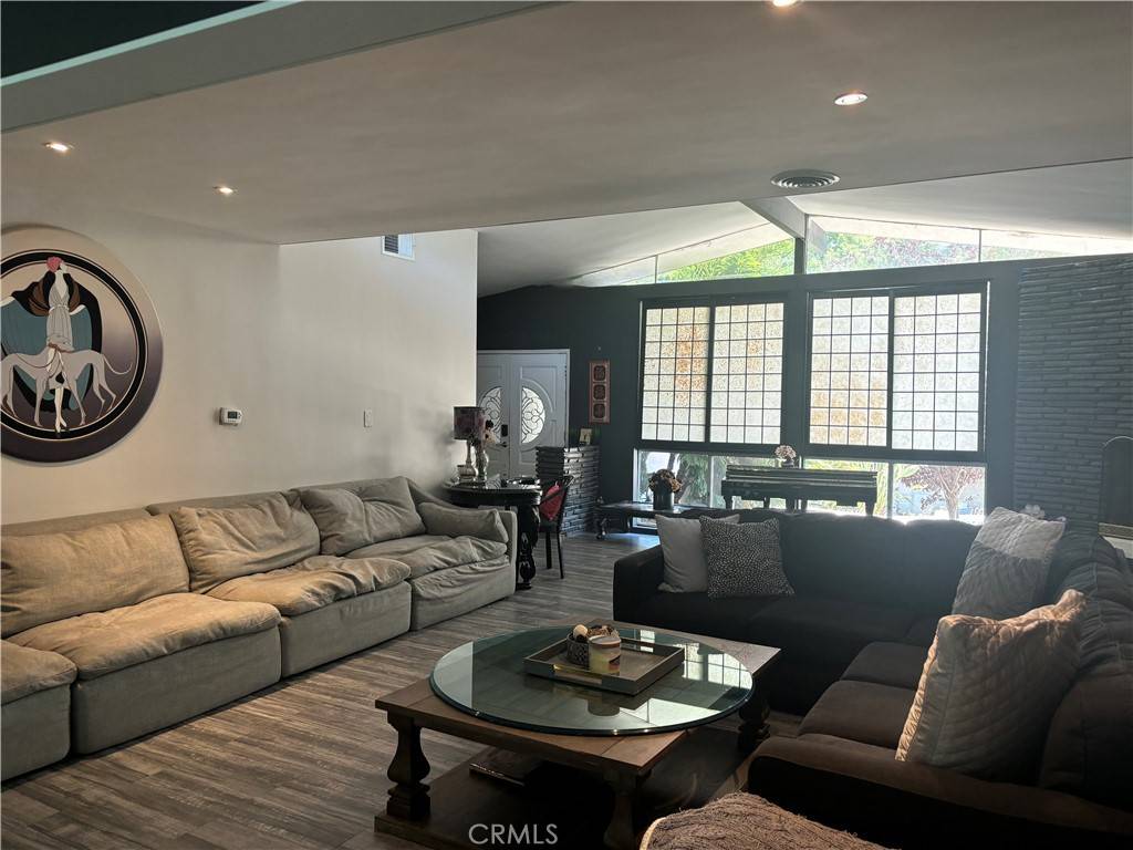 Tarzana, CA 91356,19404 Olivos DR
