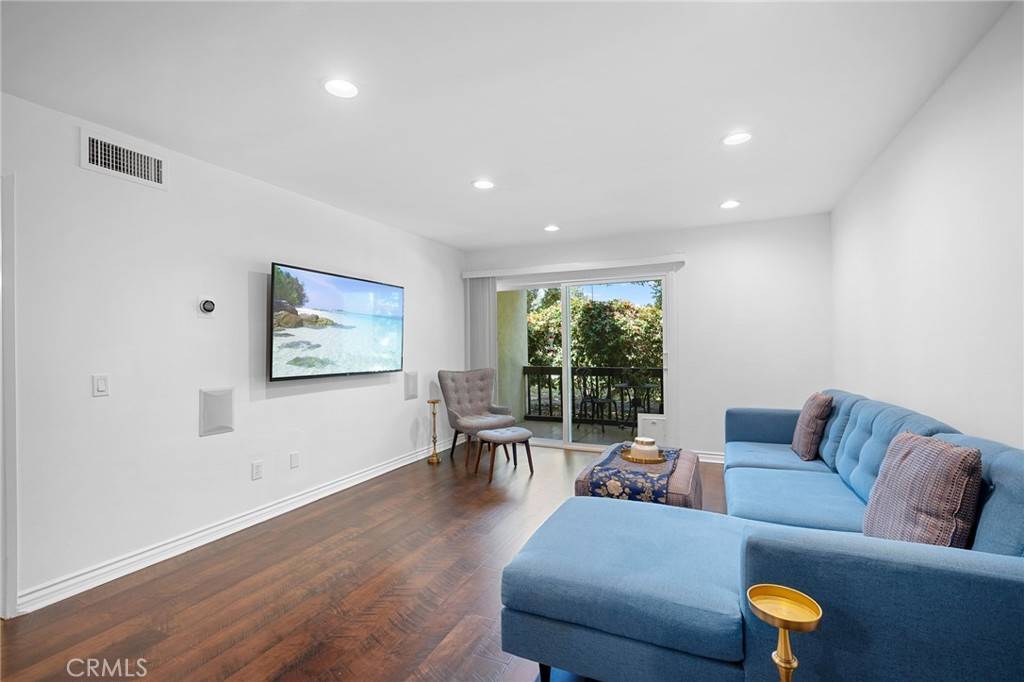 Valencia, CA 91355,23515 Lyons AVE #131