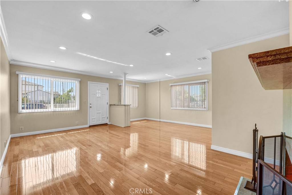 North Hollywood, CA 91606,6556 Teesdale AVE