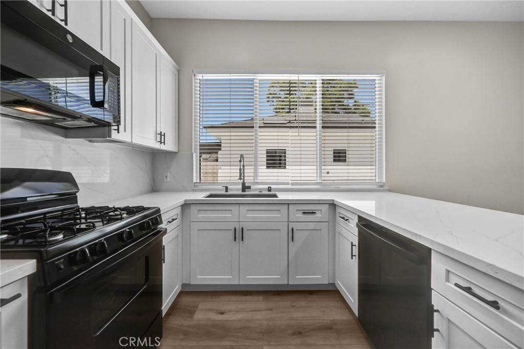 Northridge, CA 91325,9998 Louise AVE