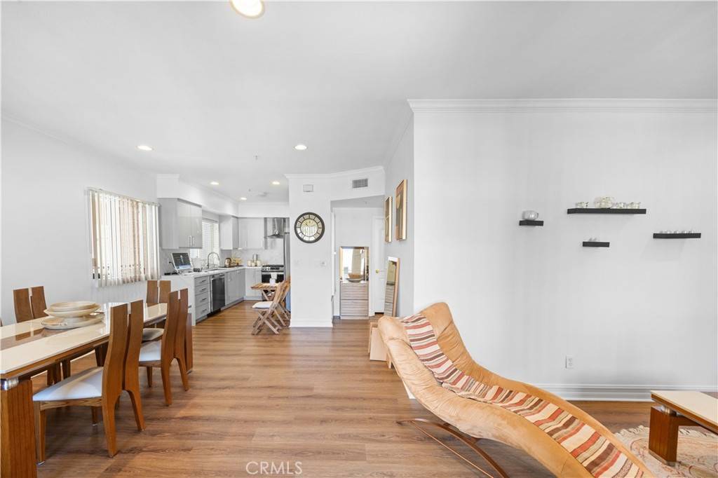 Burbank, CA 91501,565 E San Jose #204