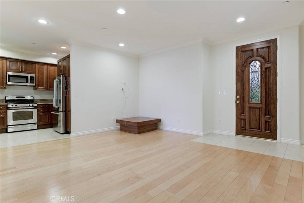 Burbank, CA 91501,556 E Palm AVE #102