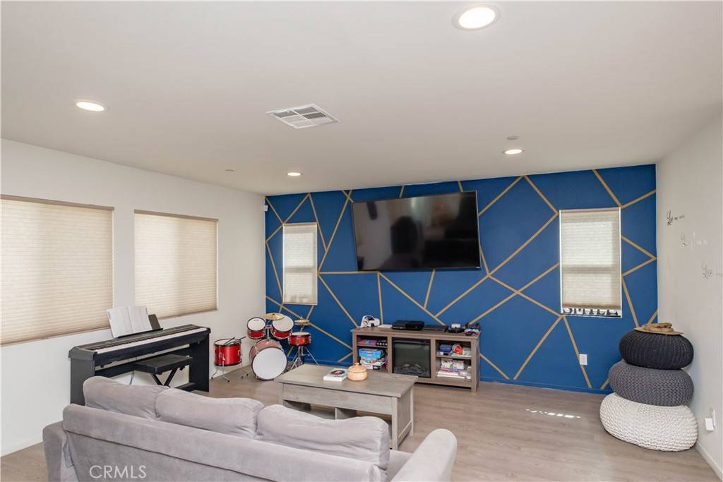 Adelanto, CA 92301,10597 Pampas CT