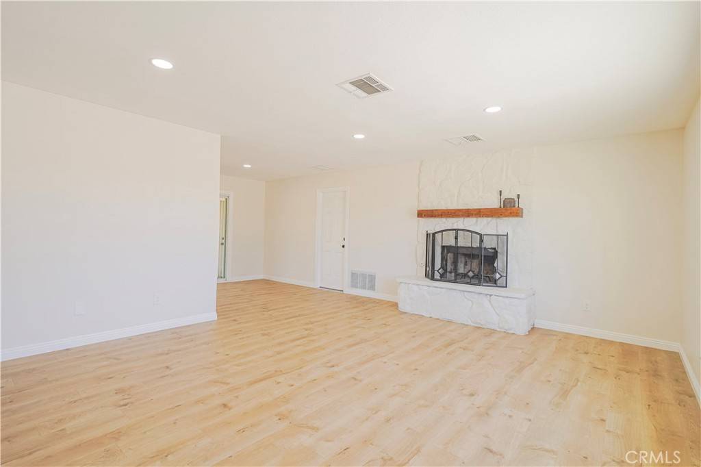 Apple Valley, CA 92308,21211 VALENCIA ST
