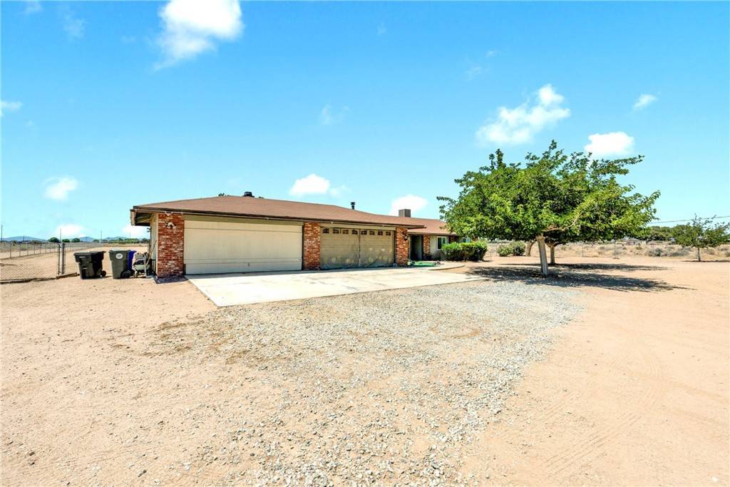 Victorville, CA 92392,13237 Smoke Tree RD