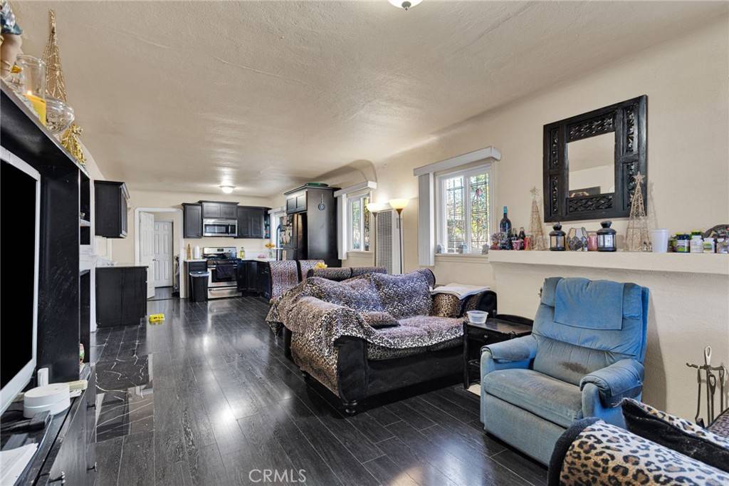 Los Angeles, CA 90003,130 E 107th