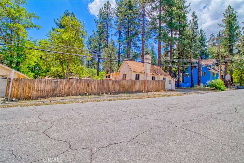 Wrightwood, CA 92397,1131 Apple