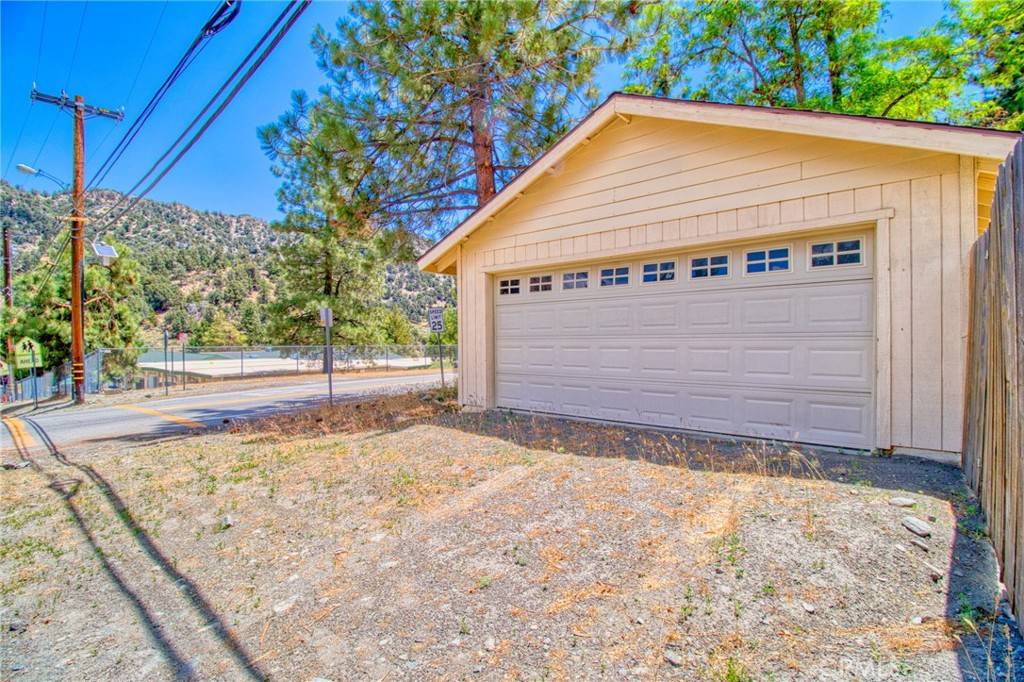 Wrightwood, CA 92397,1131 Apple