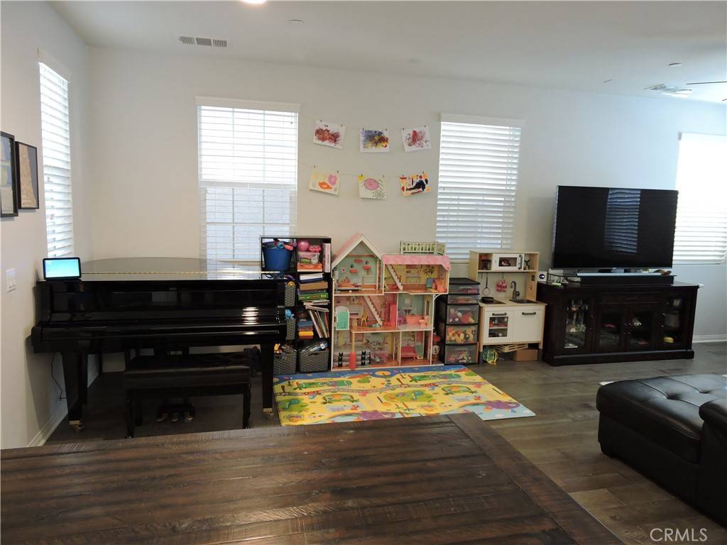 Eastvale, CA 92880,6040 Rosewood WAY