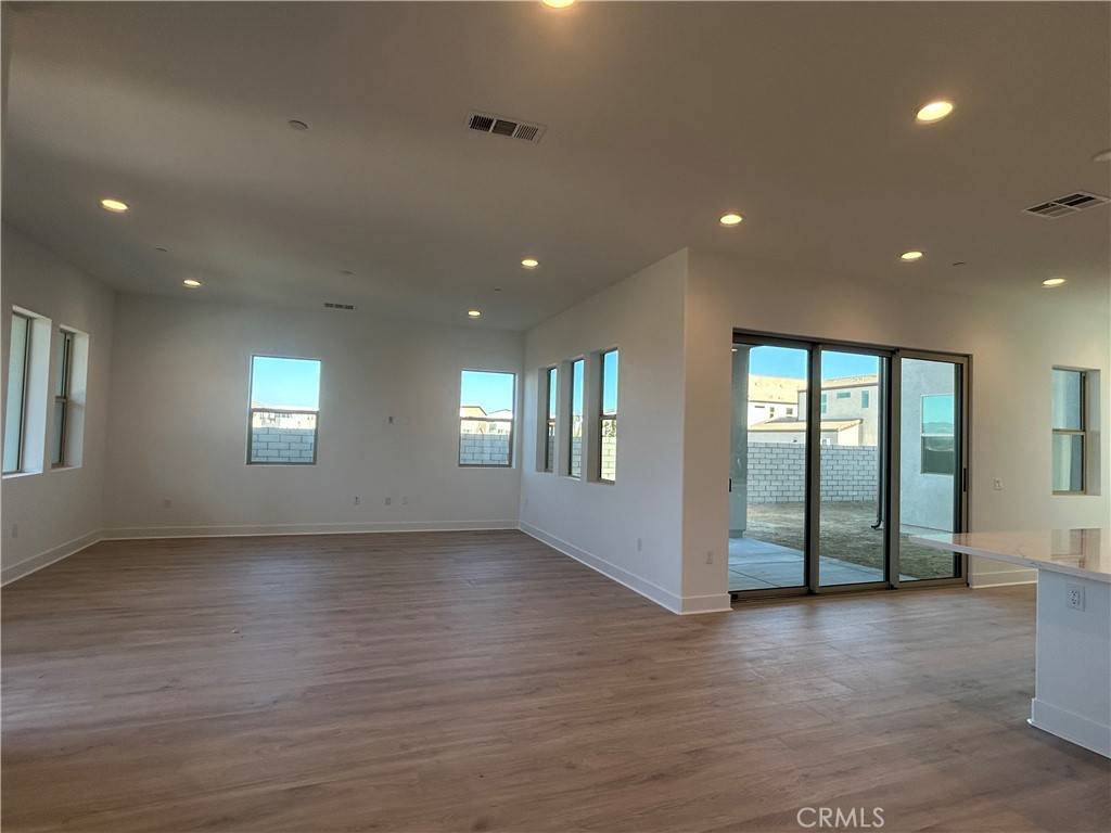 Valencia, CA 91381,27333 Creekwood LN