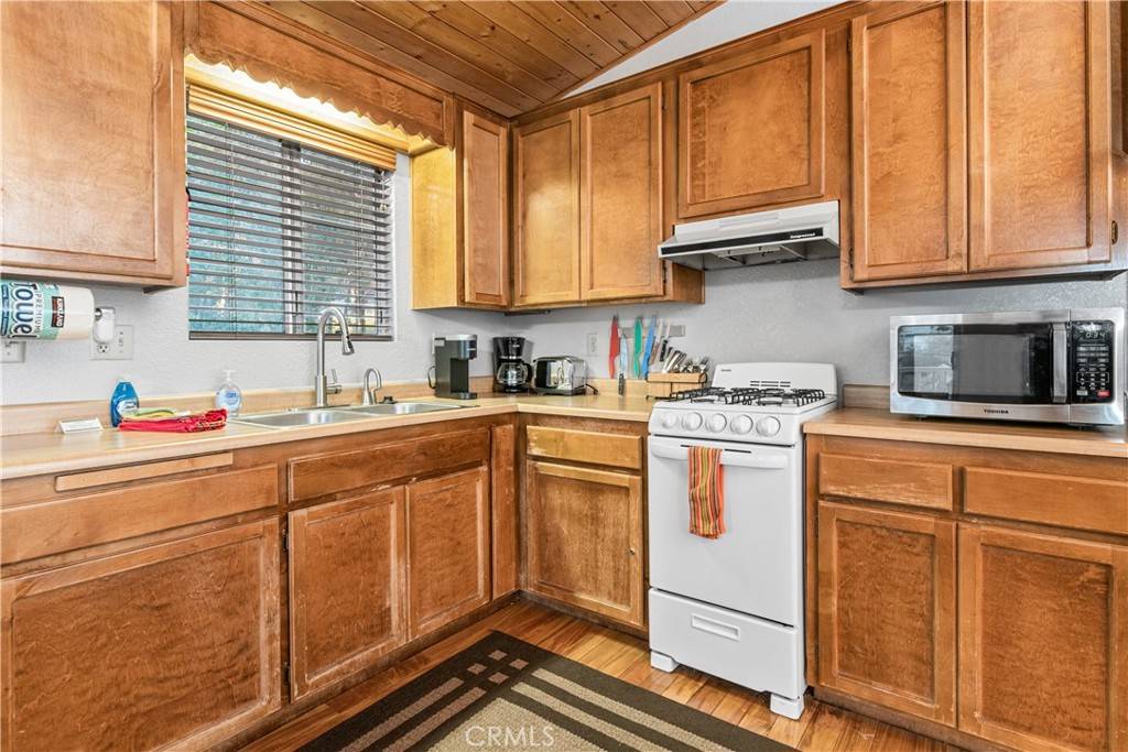 Sugarloaf, CA 92386,212 Vista LN