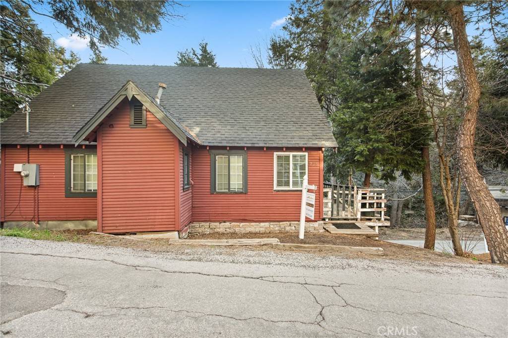 Lake Arrowhead, CA 92352,725 Golden DR