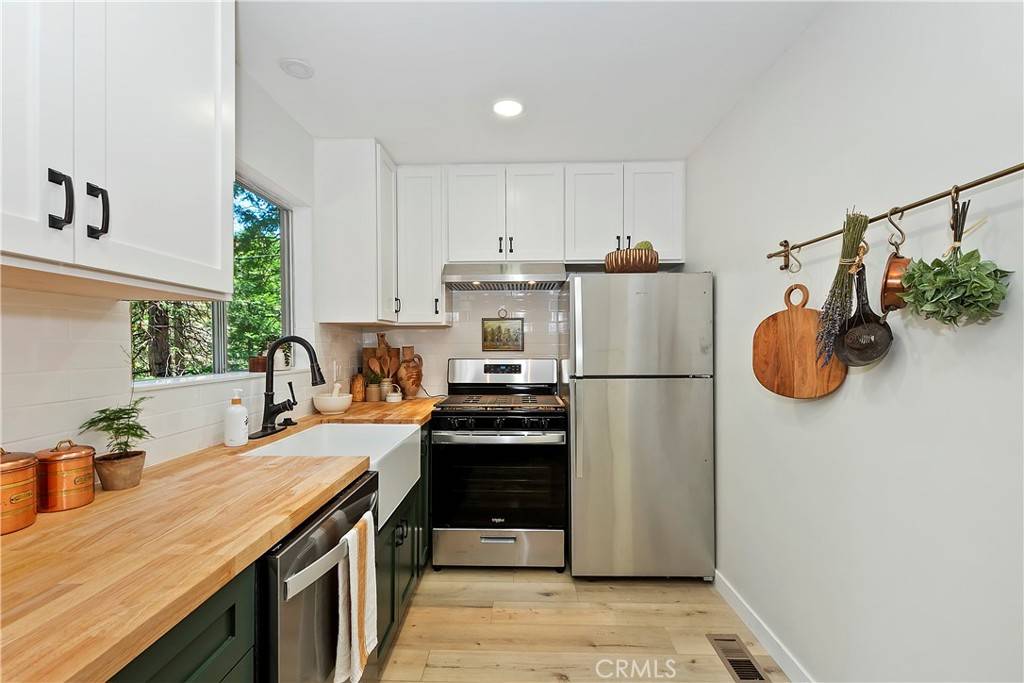 Lake Arrowhead, CA 92352,377 Hillside Road