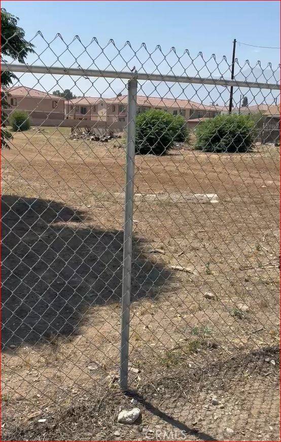 Fontana, CA 92335,8566 Cypress AVE