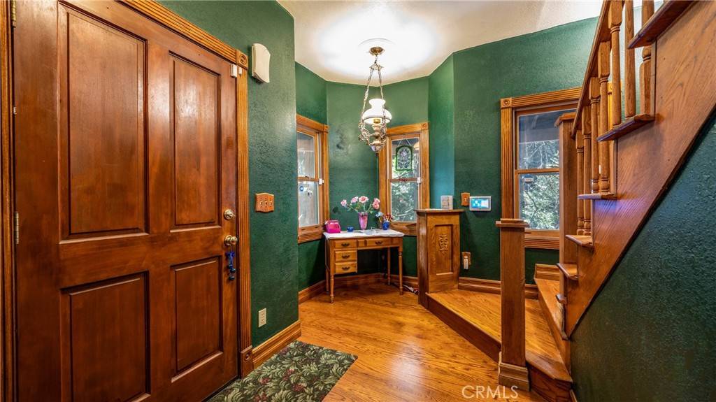 Crestline, CA 92325,24083 Cresta DR
