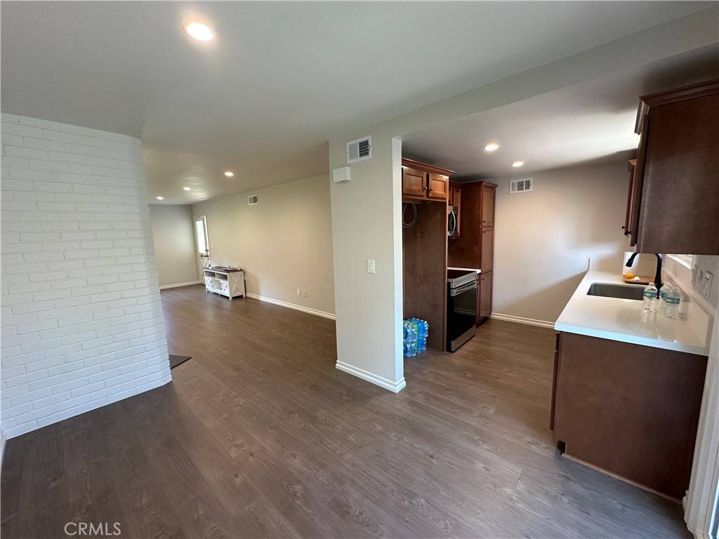 Tustin, CA 92780,17621 E 17th ST #24A