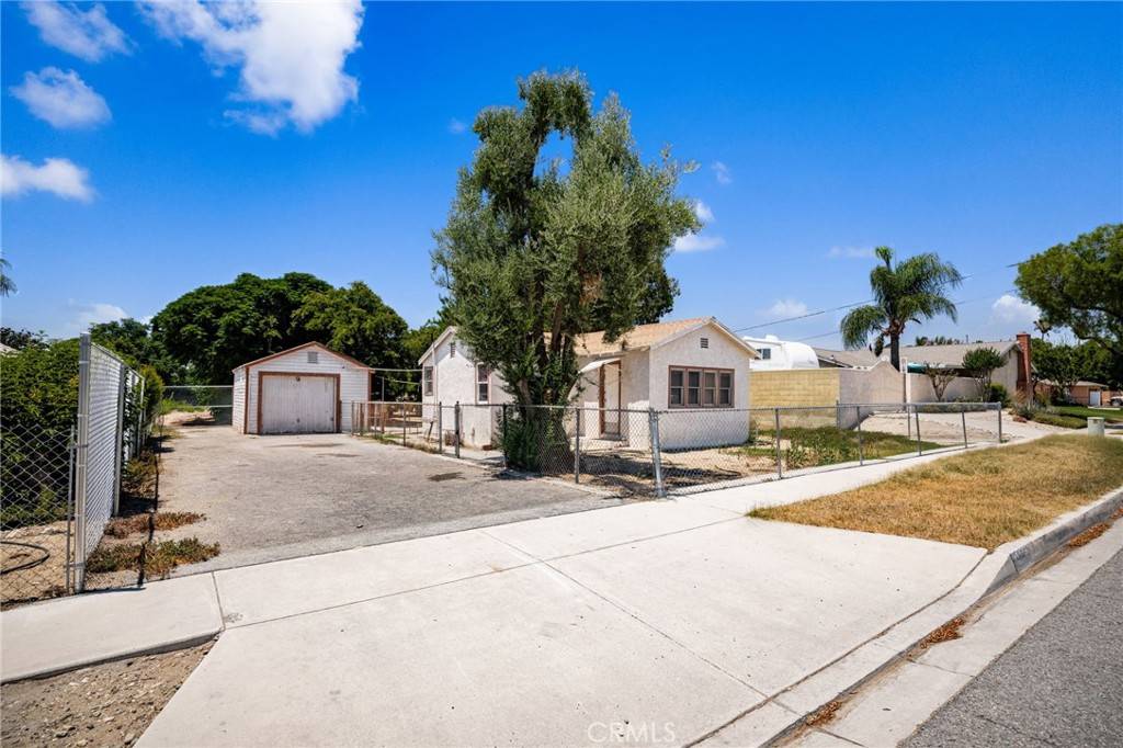 Fontana, CA 92335,9804 Palmetto AVE