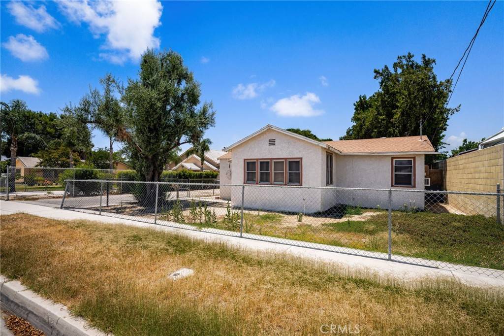 Fontana, CA 92335,9804 Palmetto AVE