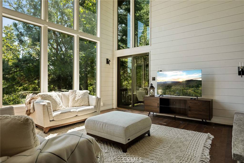 Lake Arrowhead, CA 92352,332 Grizzly RD