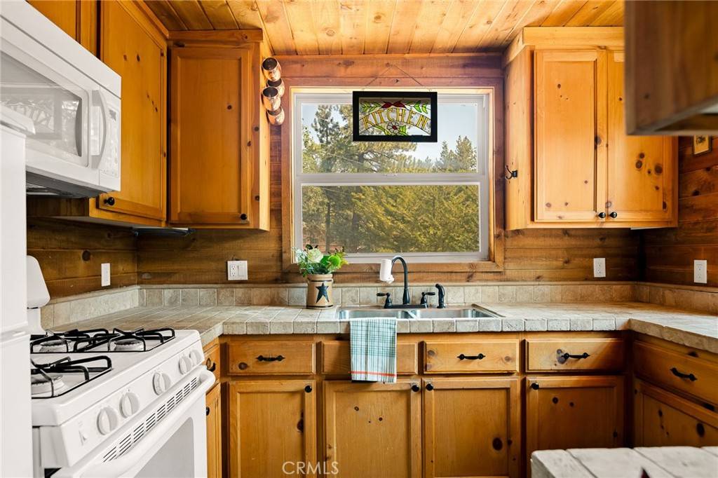 Green Valley Lake, CA 92341,33400 Bluebird DR