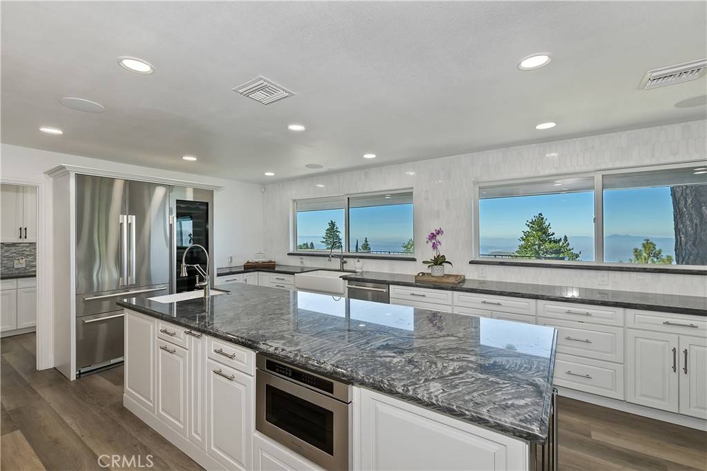 Running Springs, CA 92382,30461 Live Oak DR