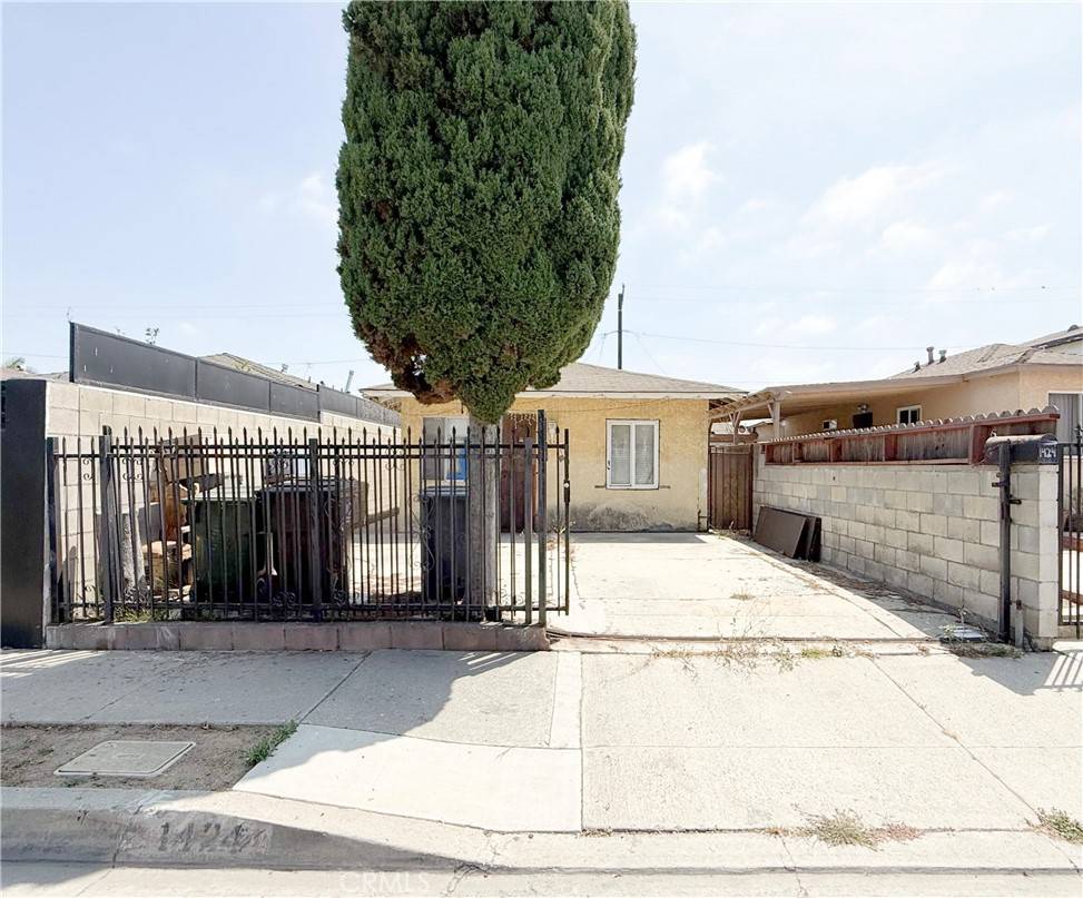 Compton, CA 90220,1424 W 152nd ST