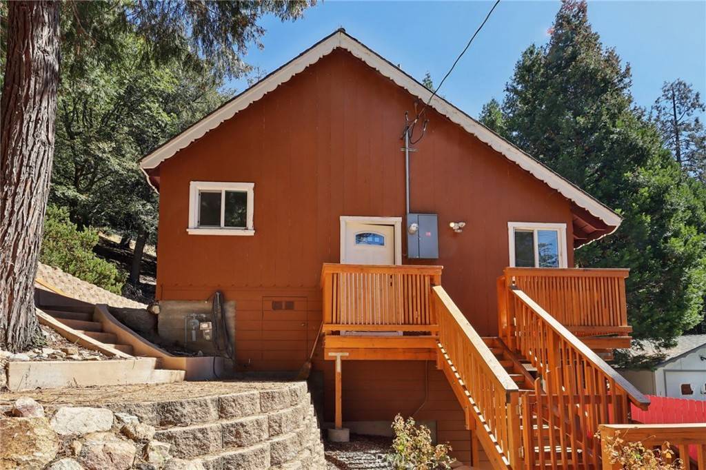 Crestline, CA 92325,413 Wald CT