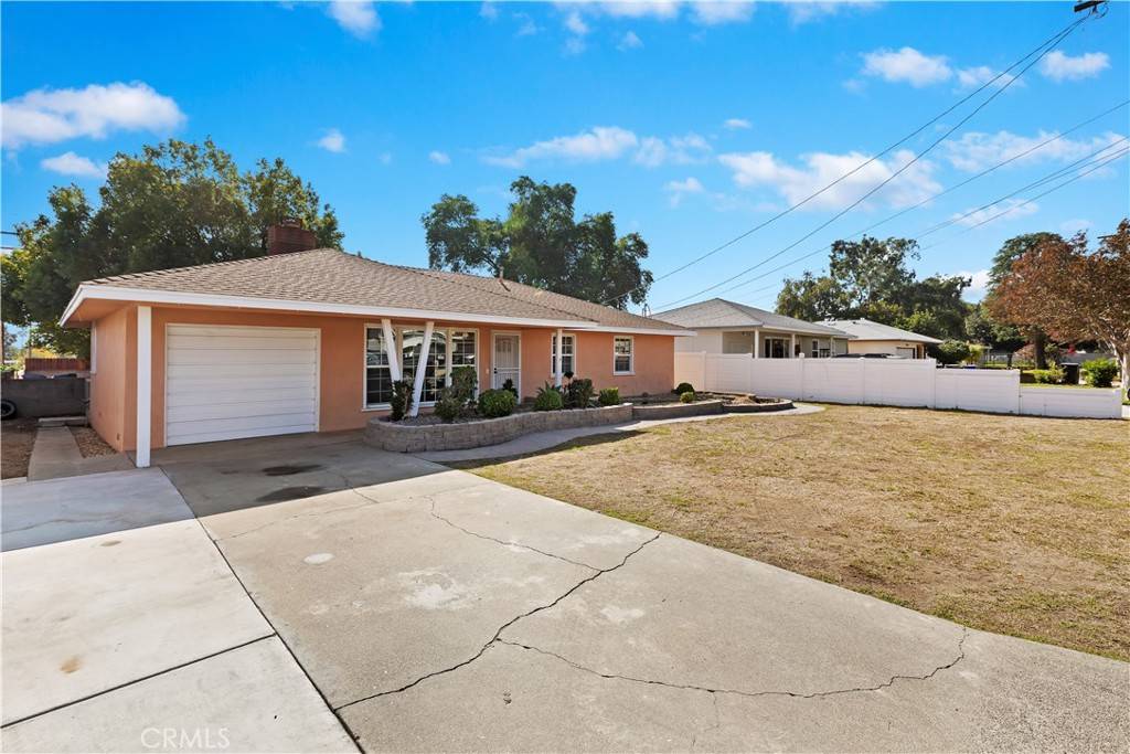 Fontana, CA 92335,17229 Hibiscus