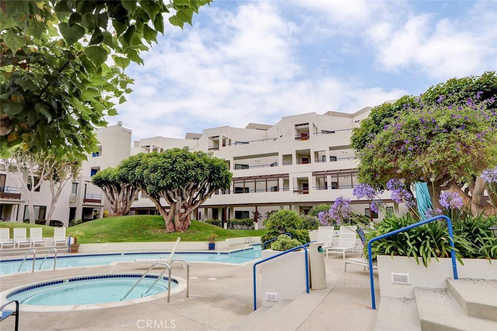 Redondo Beach, CA 90277,510 The Village #203