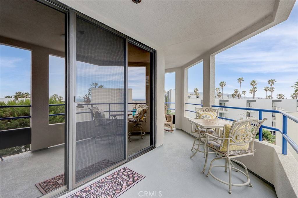 Redondo Beach, CA 90277,510 The Village #203