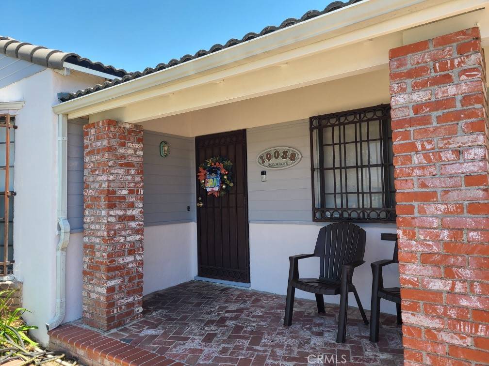 Los Angeles, CA 90047,10038 S St Andrews