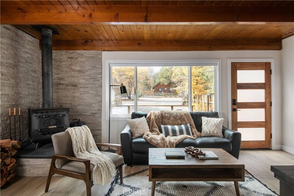 Sugarloaf, CA 92386,537 Maple LN
