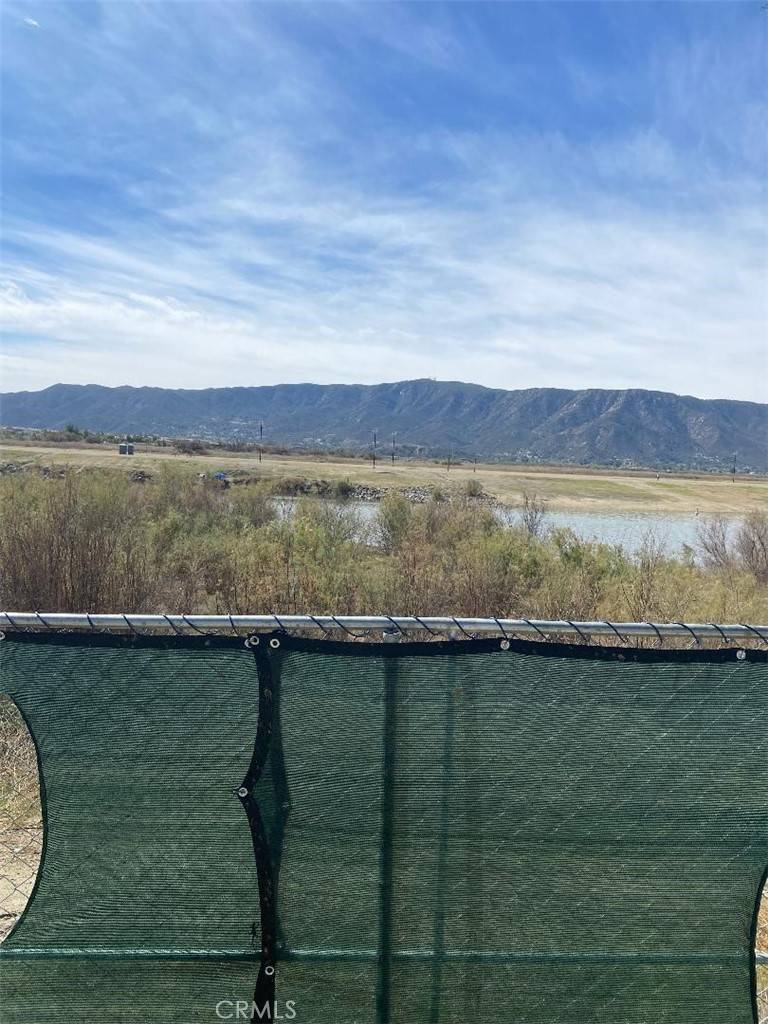 Lake Elsinore, CA 92530,51 Elm ST