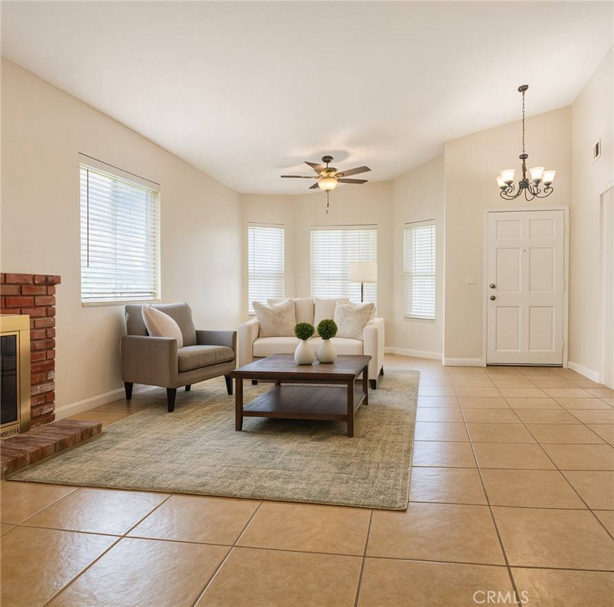 Fontana, CA 92337,13941 PARKWOOD DR