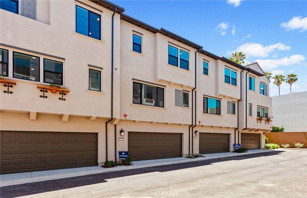 Burbank, CA 91506,142 Bridle DR