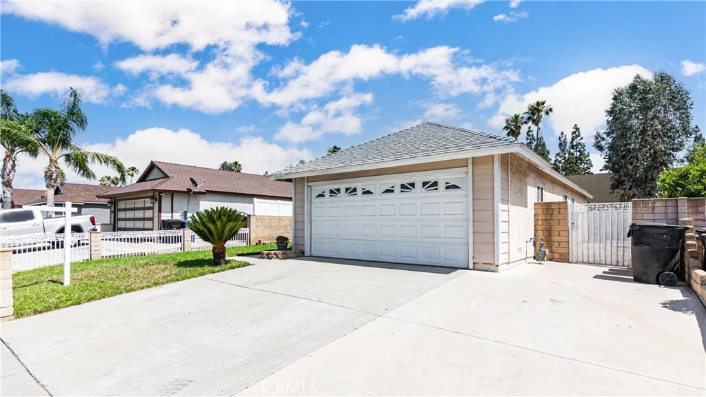 Fontana, CA 92337,14053 Bluewood DR