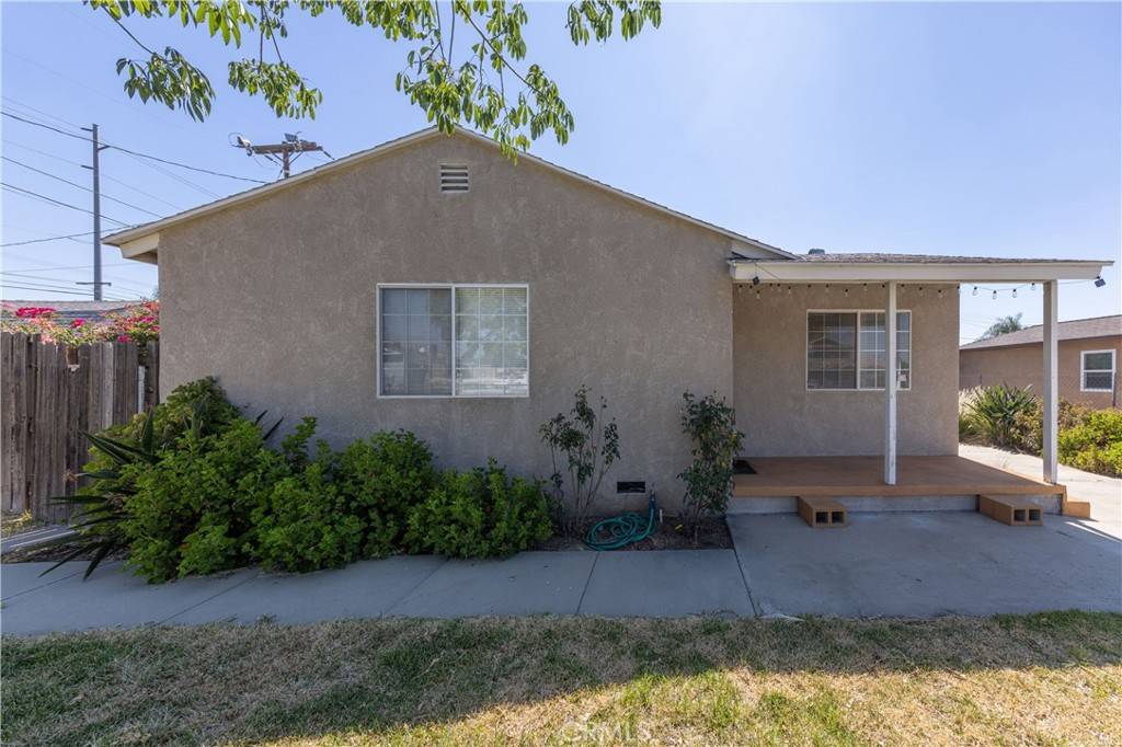 Fontana, CA 92335,8933 Locust AVE
