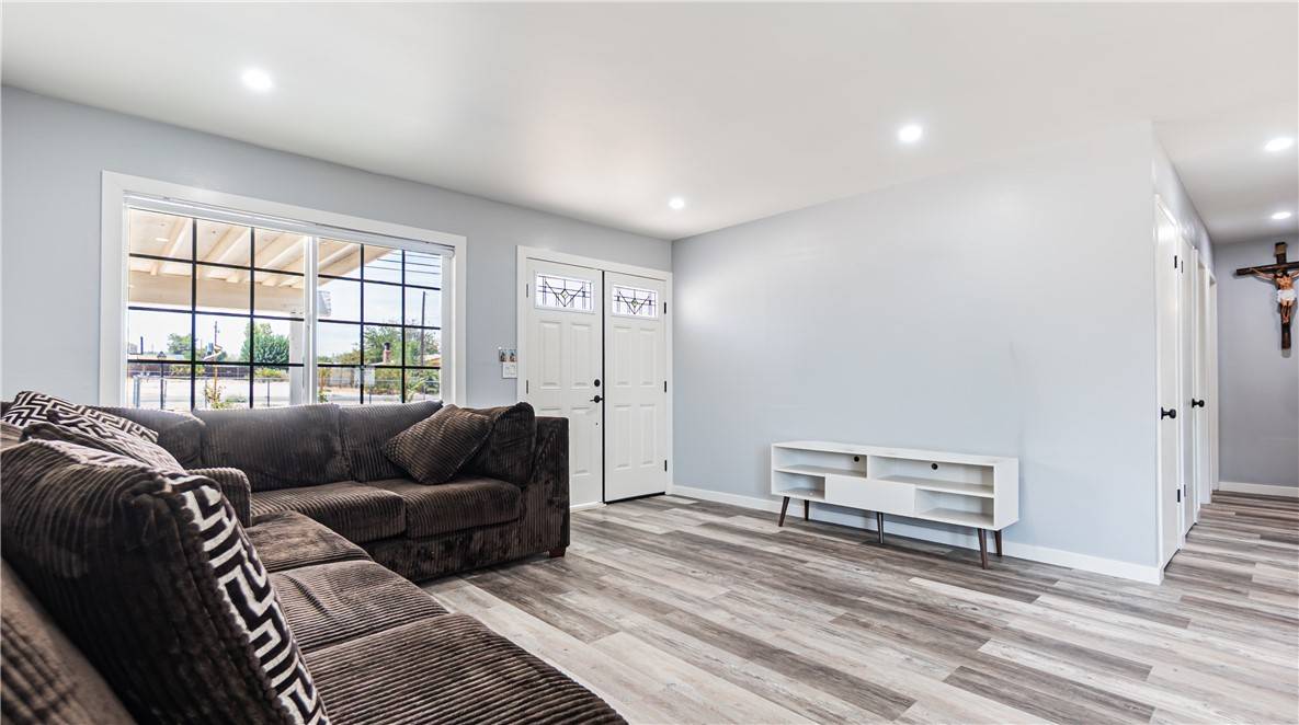 Hesperia, CA 92345,10687 Oakwood AVE