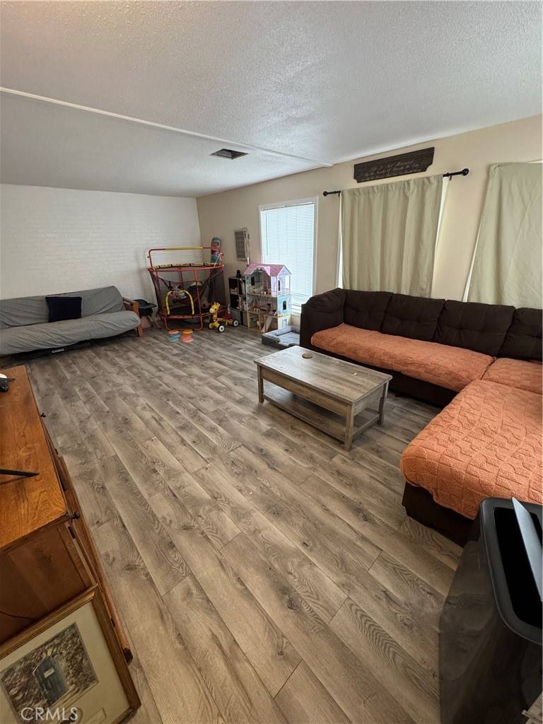 Wildomar, CA 92595,33020 Robert