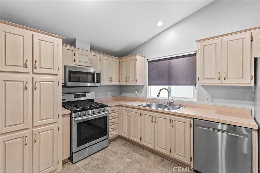 Redlands, CA 92374,140 W Pioneer #93