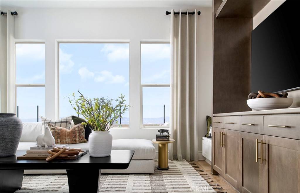 Chatsworth, CA 91311,11832 Canoga AVE