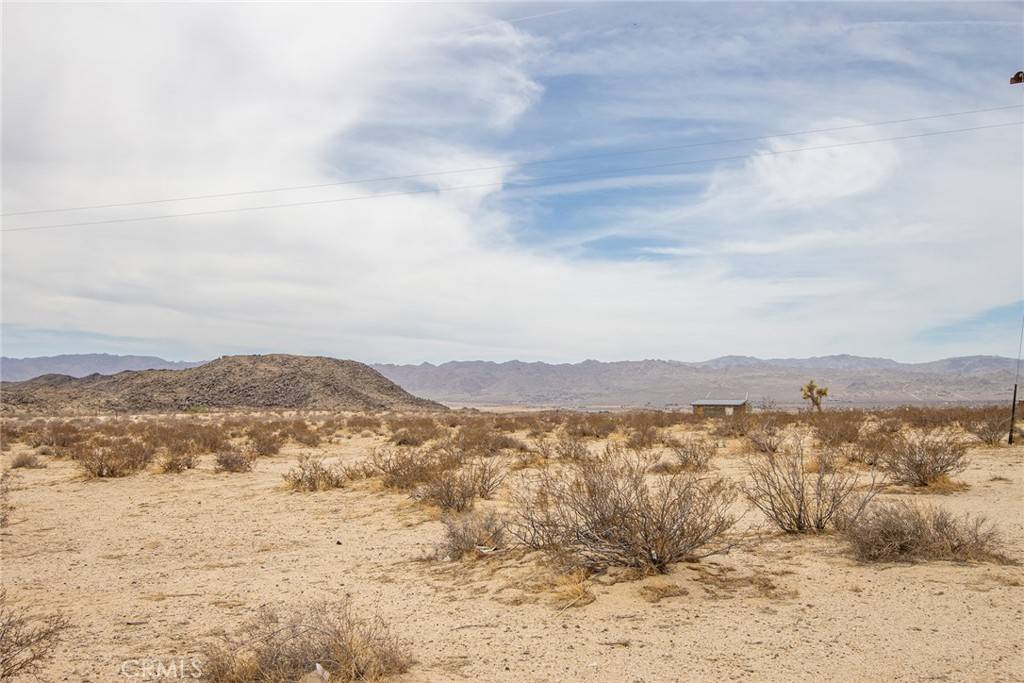 Joshua Tree, CA 92252,64700 Sunshine LN