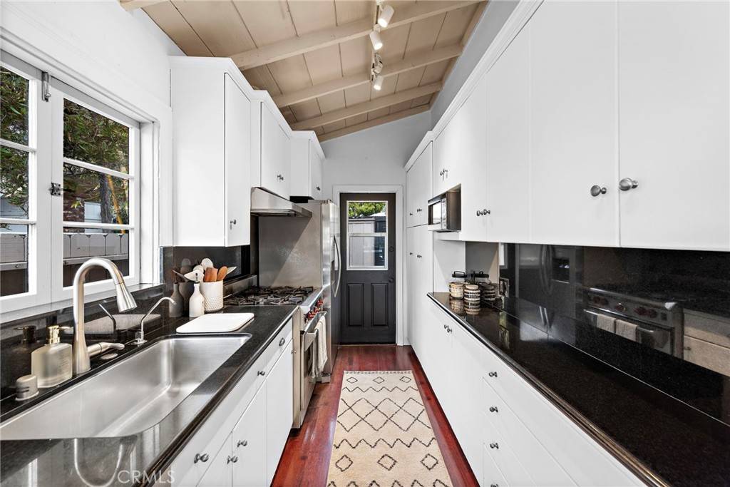 Laguna Beach, CA 92651,1056 Glenneyre ST