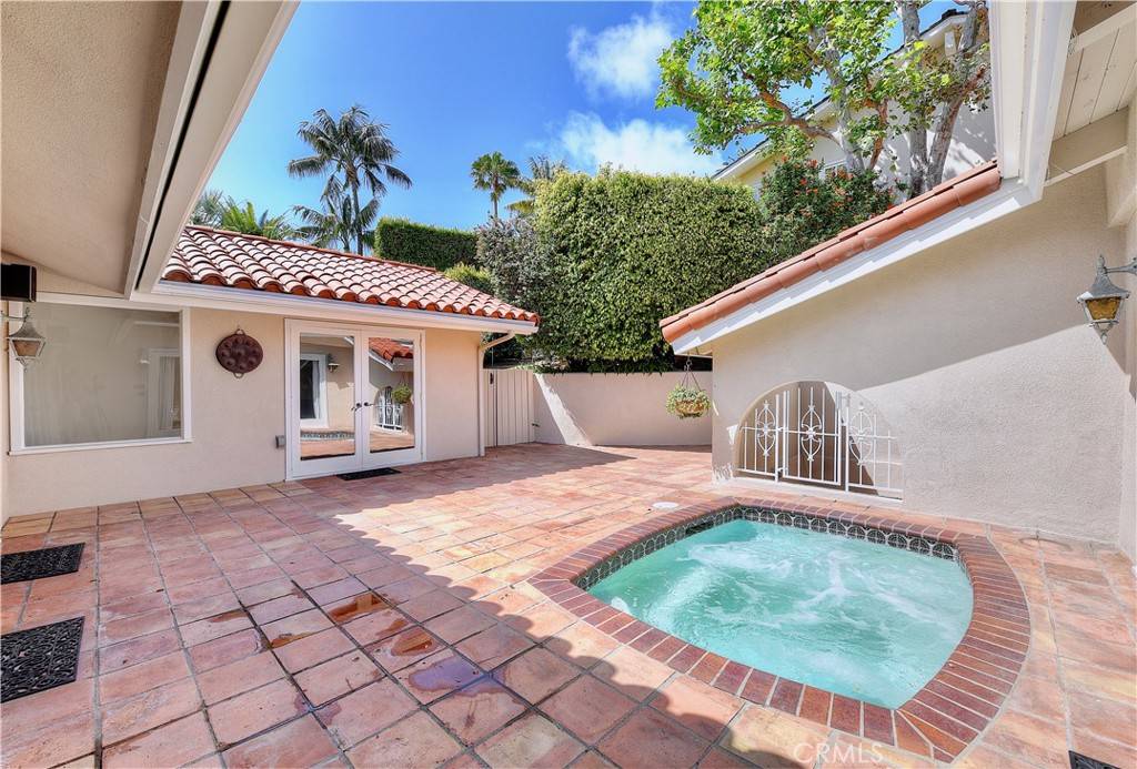Laguna Beach, CA 92651,906 EMERALD BAY