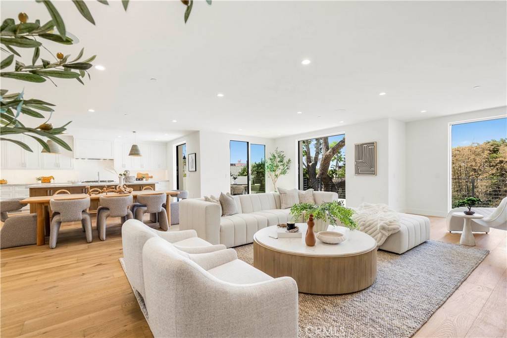 Laguna Beach, CA 92651,1759 Glenneyre ST
