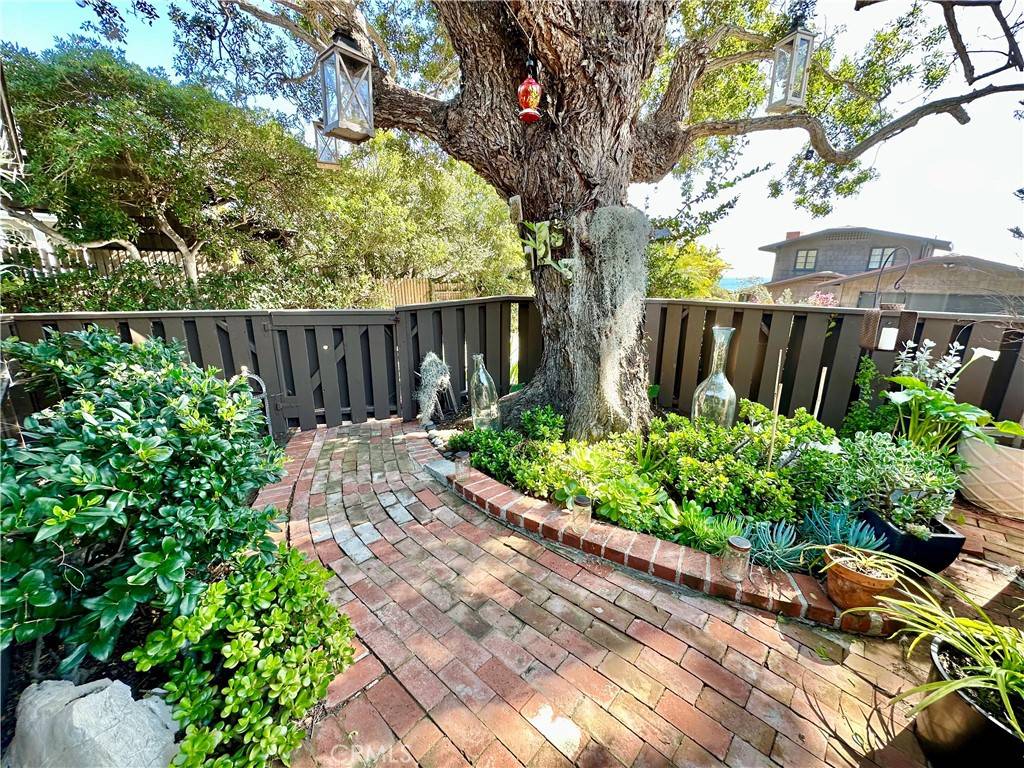Laguna Beach, CA 92651,911 Cliff DR