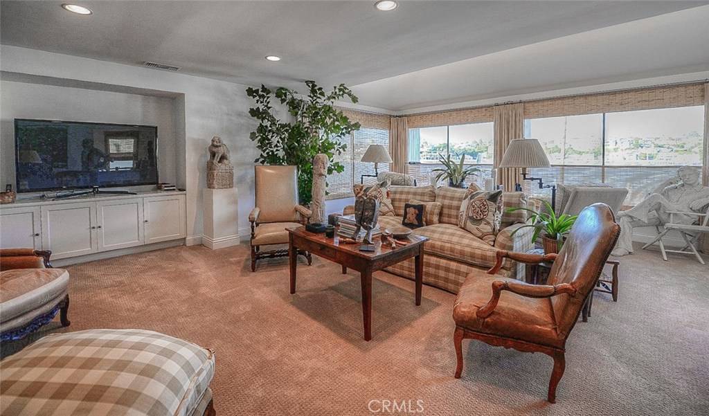 Newport Beach, CA 92661,2137 Channel RD